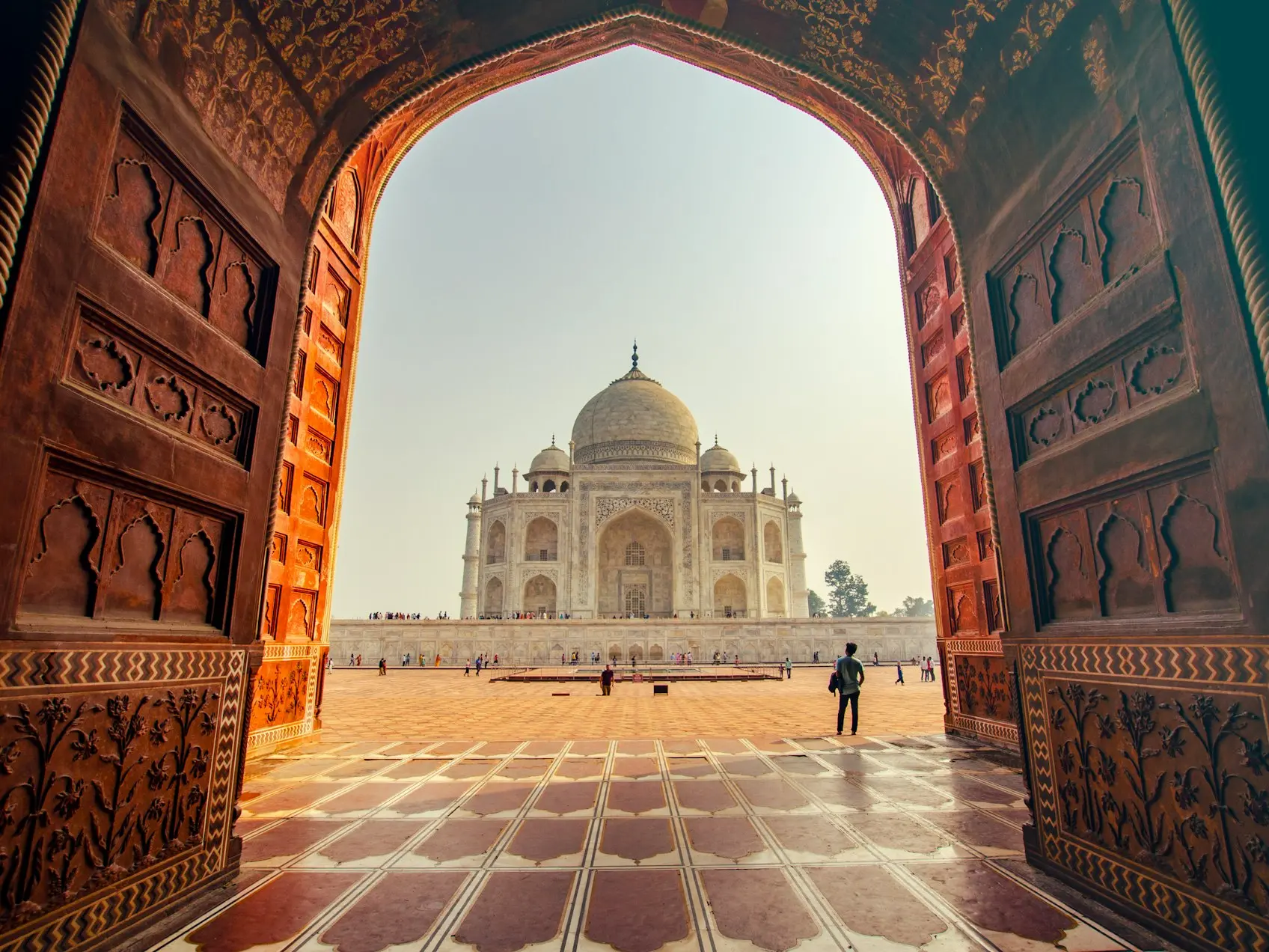 people near TAj Mahal